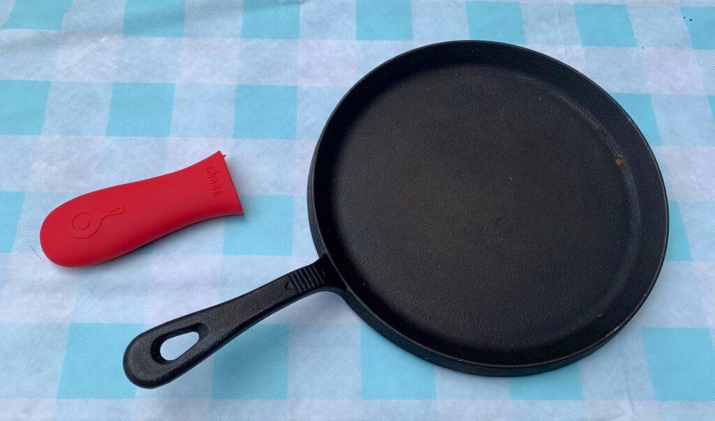 loge cast iron skillet and handle holder together